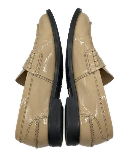 MIU MIU（ミュウミュウ）MIU MIU (ミュウミュウ) パテントコインローファー ベージュ サイズ:371/2の古着・服飾アイテム