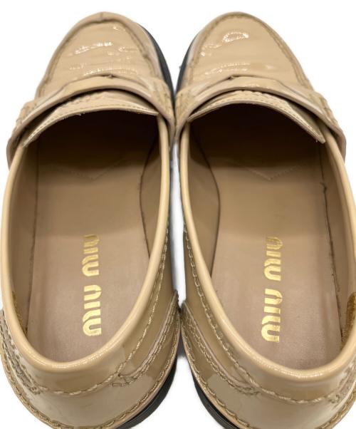 MIU MIU（ミュウミュウ）MIU MIU (ミュウミュウ) パテントコインローファー ベージュ サイズ:371/2の古着・服飾アイテム