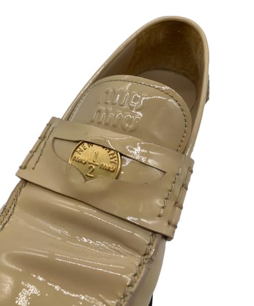 MIU MIU（ミュウミュウ）MIU MIU (ミュウミュウ) パテントコインローファー ベージュ サイズ:371/2の古着・服飾アイテム