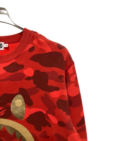 A BATHING APE（アベイシングエイプ）A BATHING APE (アベイシングエイプ) Colour Camo Shark Crew Sweat レッド サイズ:Lの古着・服飾アイテム