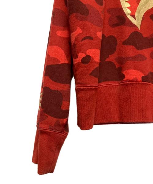 A BATHING APE（アベイシングエイプ）A BATHING APE (アベイシングエイプ) Colour Camo Shark Crew Sweat レッド サイズ:Lの古着・服飾アイテム