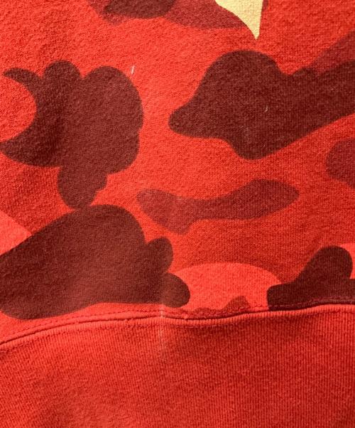 A BATHING APE（アベイシングエイプ）A BATHING APE (アベイシングエイプ) Colour Camo Shark Crew Sweat レッド サイズ:Lの古着・服飾アイテム