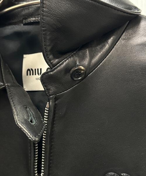MIU MIU（ミュウミュウ）MIU MIU (ミュウミュウ) miu miuロゴデザインレザージャケット/クロップドレザージャケット ブラック サイズ:40の古着・服飾アイテム