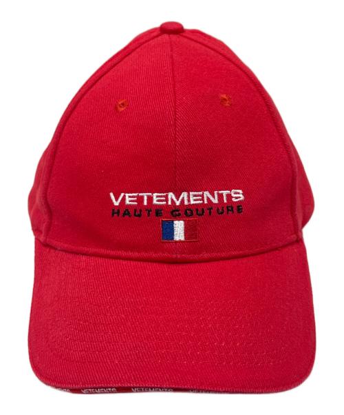 VETEMENTS（ヴェトモン）VETEMENTS (ヴェトモン) ロゴ刺繍キャップ　WSS18AC16 レッドの古着・服飾アイテム