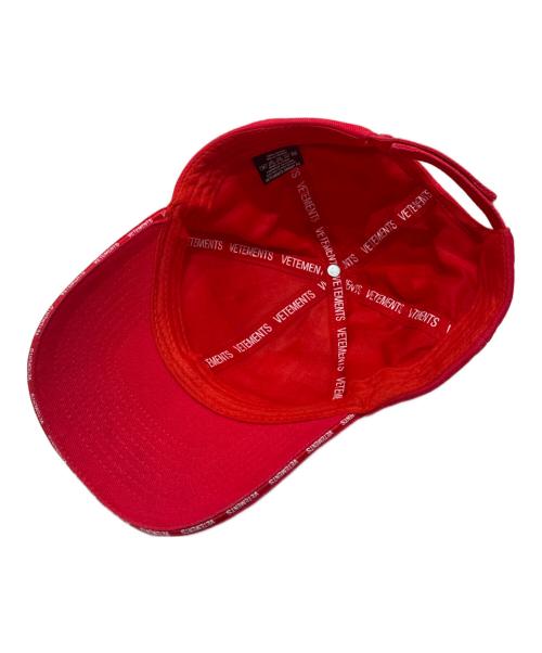 VETEMENTS（ヴェトモン）VETEMENTS (ヴェトモン) ロゴ刺繍キャップ　WSS18AC16 レッドの古着・服飾アイテム