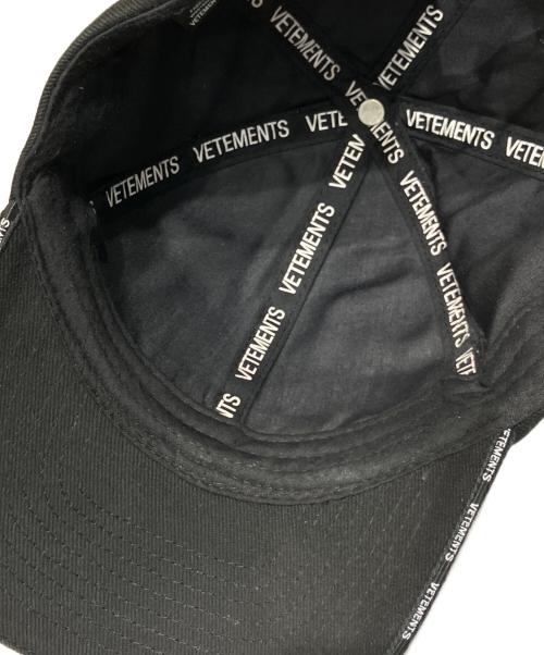 VETEMENTS（ヴェトモン）VETEMENTS (ヴェトモン) HAUTE COUTURE CAP(オートクチュールキャップ) ブラック サイズ:-の古着・服飾アイテム