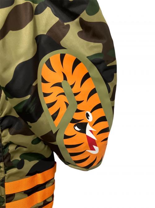 A BATHING APE（アベイシングエイプ）A BATHING APE (アベイシングエイプ) PORTER (ポーター) BAPE×PORTER 1ST CAMO SHARK MA-1 カーキ サイズ:XXLの古着・服飾アイテム