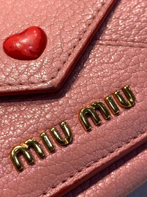 MIU MIU（ミュウミュウ）MIU MIU (ミュウミュウ) MADRAS LOVE/コンパクトウォレット ピンクの古着・服飾アイテム