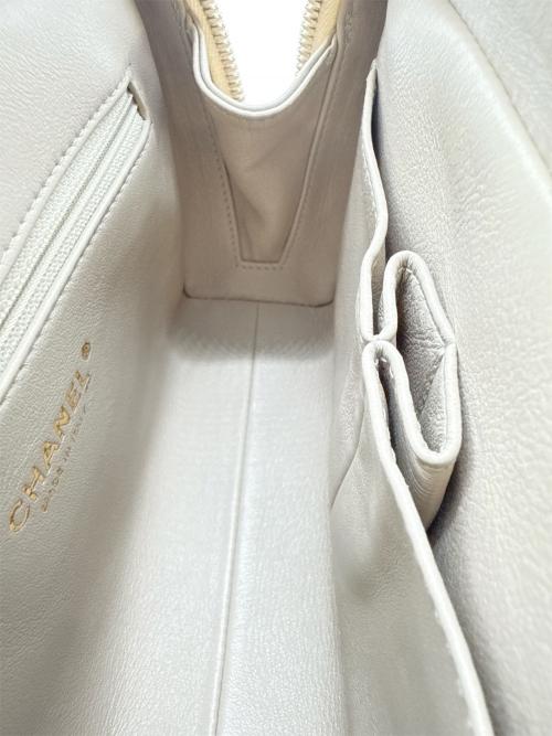 CHANEL（シャネル）CHANEL (シャネル) Vステッチチェーンショルダーバッグ アイボリー サイズ:-の古着・服飾アイテム