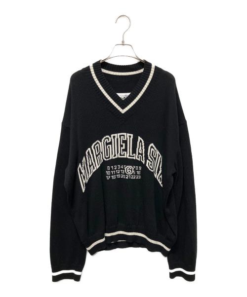 MM6 Maison Margiela（エムエムシックスメゾンマルジェラ）MM6 Maison Margiela (エムエムシックスメゾンマルジェラ) カレjッジロゴVネックセーター ブラック サイズ:Mの古着・服飾アイテム