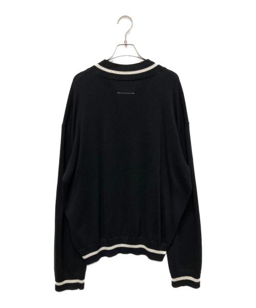 MM6 Maison Margiela（エムエムシックスメゾンマルジェラ）MM6 Maison Margiela (エムエムシックスメゾンマルジェラ) カレjッジロゴVネックセーター ブラック サイズ:Mの古着・服飾アイテム