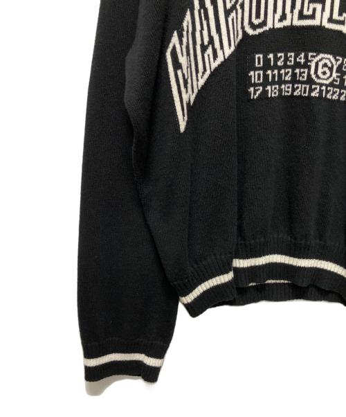 MM6 Maison Margiela（エムエムシックスメゾンマルジェラ）MM6 Maison Margiela (エムエムシックスメゾンマルジェラ) カレjッジロゴVネックセーター ブラック サイズ:Mの古着・服飾アイテム