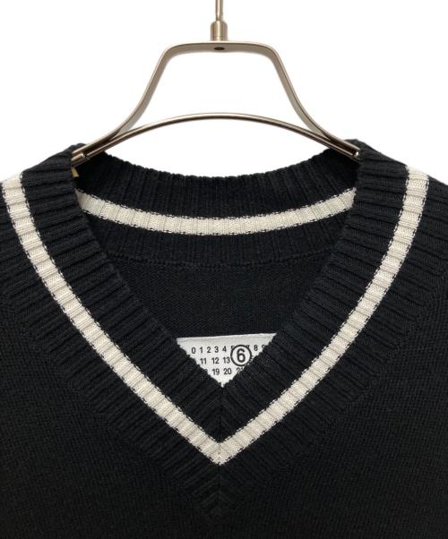 MM6 Maison Margiela（エムエムシックスメゾンマルジェラ）MM6 Maison Margiela (エムエムシックスメゾンマルジェラ) カレjッジロゴVネックセーター ブラック サイズ:Mの古着・服飾アイテム