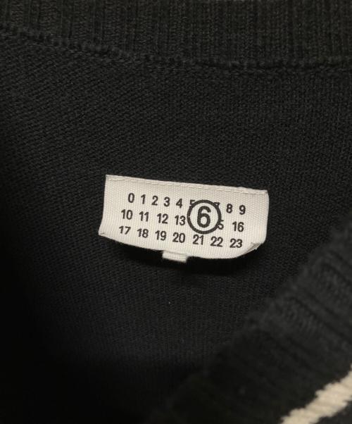 MM6 Maison Margiela（エムエムシックスメゾンマルジェラ）MM6 Maison Margiela (エムエムシックスメゾンマルジェラ) カレjッジロゴVネックセーター ブラック サイズ:Mの古着・服飾アイテム