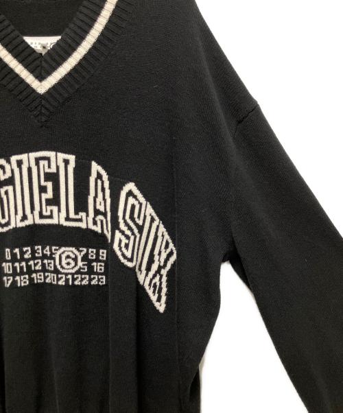 MM6 Maison Margiela（エムエムシックスメゾンマルジェラ）MM6 Maison Margiela (エムエムシックスメゾンマルジェラ) カレjッジロゴVネックセーター ブラック サイズ:Mの古着・服飾アイテム