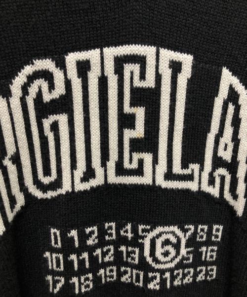 MM6 Maison Margiela（エムエムシックスメゾンマルジェラ）MM6 Maison Margiela (エムエムシックスメゾンマルジェラ) カレjッジロゴVネックセーター ブラック サイズ:Mの古着・服飾アイテム