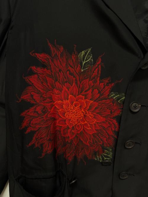 Yohji Yamamoto pour homme（ヨウジヤマモト プールオム）Yohji Yamamoto pour homme (ヨウジヤマモト プールオム) 22ss ダリア柄ベルト付きシルクジャケット ブラック サイズ:2の古着・服飾アイテム