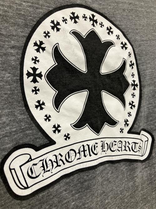 CHROME HEARTS（クロムハーツ）CHROME HEARTS (クロムハーツ) バックCHプラス スクロールロゴTシャツ グレー サイズ:Lの古着・服飾アイテム