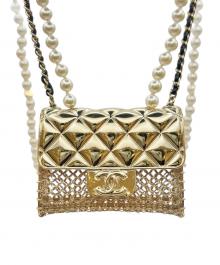 CHANEL（シャネル）の古着「Matelasse bag motif, fake pearl, long Necklace Accessories White Silver マトラッセバッグモチーフフェイクパールネックレス」｜ゴールド