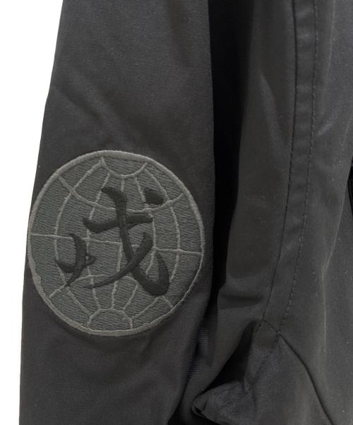 EVISU（エヴィス）EVISU (エヴィス) マルチロゴ バッジ 刺繍 レギュラーフィット パッド ボンバージャケット 2EAEJM5JK6100XXCQ ブラック サイズ:M 未使用品の古着・服飾アイテム