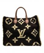 LOUIS VUITTONルイ ヴィトン）の古着「オンザゴーGM モノグラム・テディ ダークブラウン×アイボリー×ブラウン M55420 レディース シアリング トートバッグ」