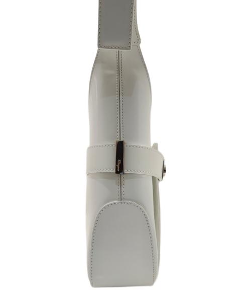 Salvatore Ferragamo（サルヴァトーレ フェラガモ）Salvatore Ferragamo (サルヴァトーレ フェラガモ) ガンチーニバックルショルダーバッグ ホワイト サイズ:-の古着・服飾アイテム