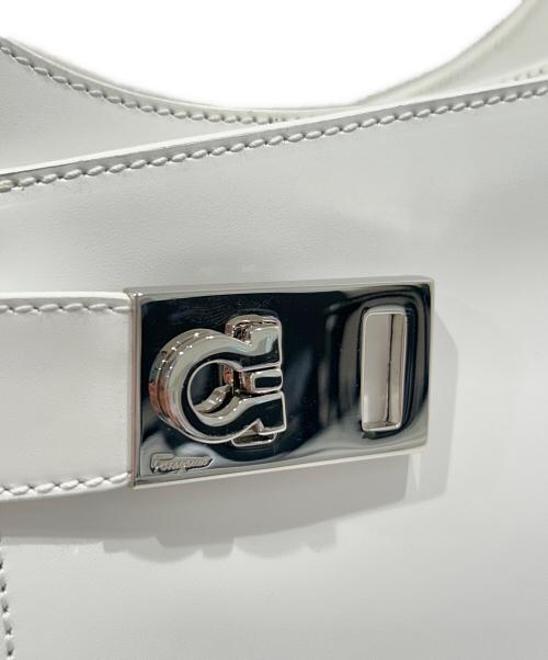 Salvatore Ferragamo（サルヴァトーレ フェラガモ）Salvatore Ferragamo (サルヴァトーレ フェラガモ) ガンチーニバックルショルダーバッグ ホワイト サイズ:-の古着・服飾アイテム