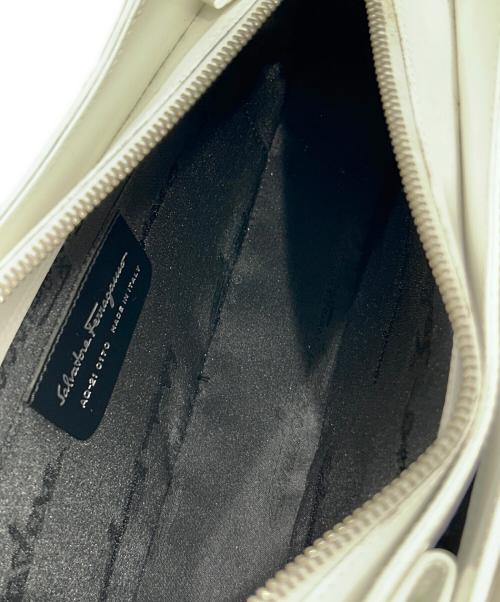 Salvatore Ferragamo（サルヴァトーレ フェラガモ）Salvatore Ferragamo (サルヴァトーレ フェラガモ) ガンチーニバックルショルダーバッグ ホワイト サイズ:-の古着・服飾アイテム