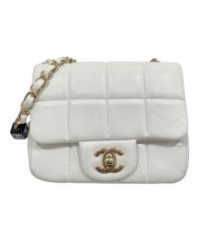 CHANEL（シャネル）の古着「チョコバーミニマトラッセ/Chocolate Bar Mini Matelassé 」｜ホワイト×ゴールド金具