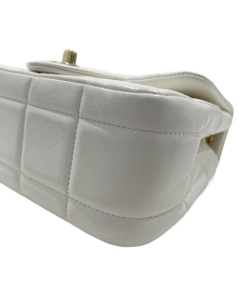 CHANEL（シャネル）CHANEL (シャネル) チョコバーミニマトラッセ/Chocolate Bar Mini Matelassé  ホワイト×ゴールド金具の古着・服飾アイテム