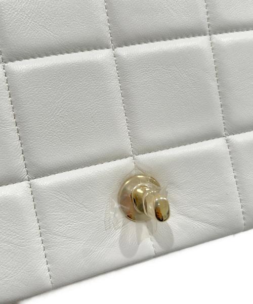 CHANEL（シャネル）CHANEL (シャネル) チョコバーミニマトラッセ/Chocolate Bar Mini Matelassé  ホワイト×ゴールド金具の古着・服飾アイテム