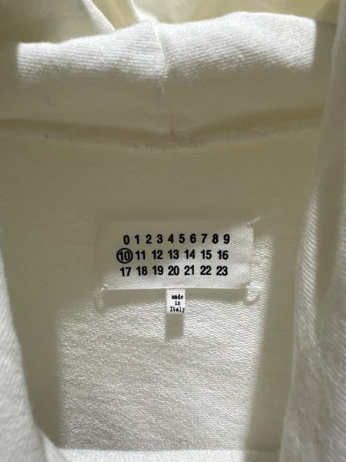 Maison Margiela（メゾンマルジェラ）Maison Margiela (メゾンマルジェラ) ロゴ刺繍パーカー ホワイト サイズ:48の古着・服飾アイテム