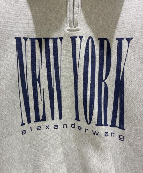 ALEXANDER WANG（アレキサンダー・ワン）ALEXANDER WANG (アレキサンダー・ワン) HALF ZIP SWEATSHIRT WITH NY PUFF GRAPHIC　UCC1231600 ライトグレー サイズ:Mの古着・服飾アイテム