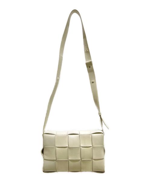 BOTTEGA VENETA（ボッテガベネタ）BOTTEGA VENETA (ボッテガベネタ) カセットイントレチャートショルダーバッグ ホワイトの古着・服飾アイテム