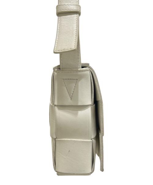 BOTTEGA VENETA（ボッテガベネタ）BOTTEGA VENETA (ボッテガベネタ) カセットイントレチャートショルダーバッグ ホワイトの古着・服飾アイテム