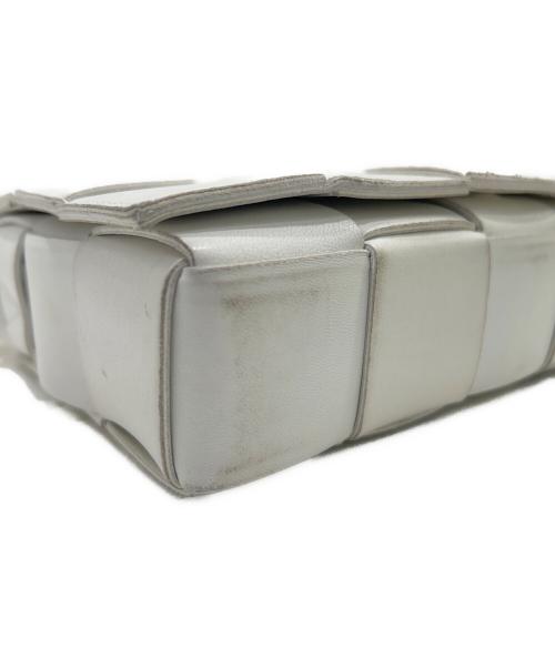 BOTTEGA VENETA（ボッテガベネタ）BOTTEGA VENETA (ボッテガベネタ) カセットイントレチャートショルダーバッグ ホワイトの古着・服飾アイテム