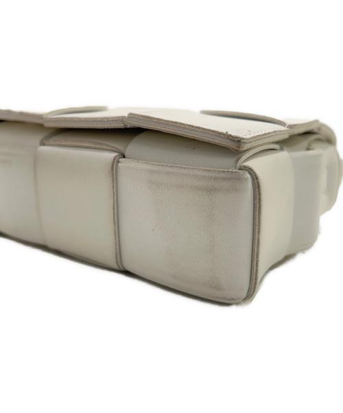 BOTTEGA VENETA（ボッテガベネタ）BOTTEGA VENETA (ボッテガベネタ) カセットイントレチャートショルダーバッグ ホワイトの古着・服飾アイテム