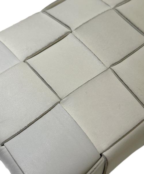 BOTTEGA VENETA（ボッテガベネタ）BOTTEGA VENETA (ボッテガベネタ) カセットイントレチャートショルダーバッグ ホワイトの古着・服飾アイテム