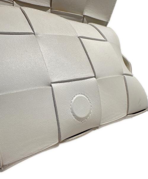 BOTTEGA VENETA（ボッテガベネタ）BOTTEGA VENETA (ボッテガベネタ) カセットイントレチャートショルダーバッグ ホワイトの古着・服飾アイテム