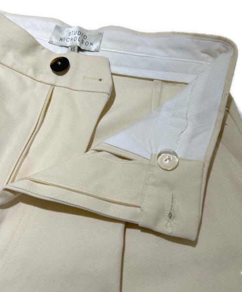 STUDIO NICHOLSON（スタジオ ニコルソン）STUDIO NICHOLSON (スタジオ ニコルソン) Deep Pleat Volume Pant SNM-351 アイボリー サイズ:XSの古着・服飾アイテム