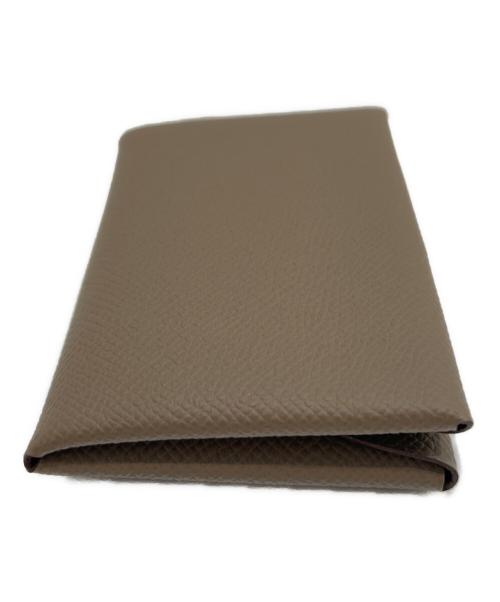 HERMES（エルメス）HERMES (エルメス) Calvi Duo Card Case Etoupe/カルヴィデュオ/エトゥープ/B刻印：2023年製 エトゥープの古着・服飾アイテム