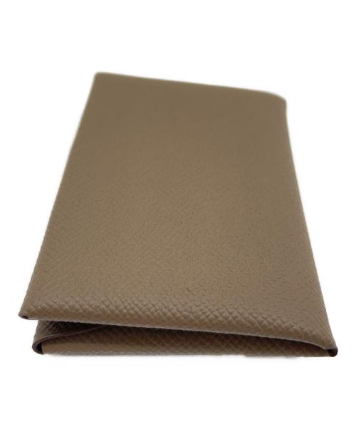 HERMES（エルメス）HERMES (エルメス) Calvi Duo Card Case Etoupe/カルヴィデュオ/エトゥープ/B刻印：2023年製 エトゥープの古着・服飾アイテム