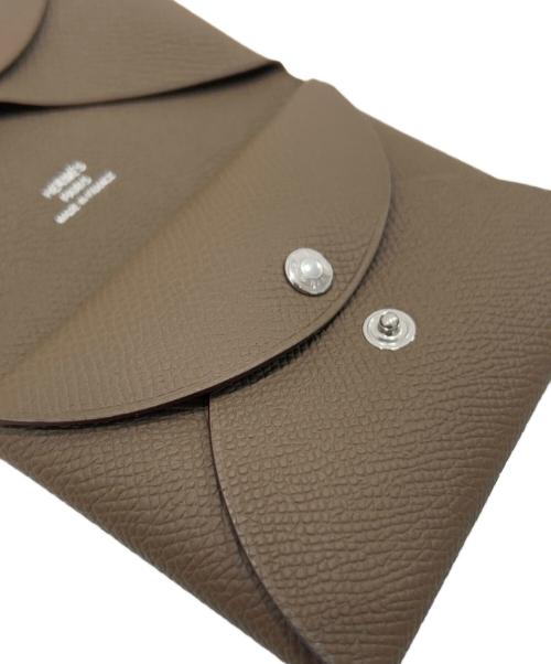 HERMES（エルメス）HERMES (エルメス) Calvi Duo Card Case Etoupe/カルヴィデュオ/エトゥープ/B刻印：2023年製 エトゥープの古着・服飾アイテム