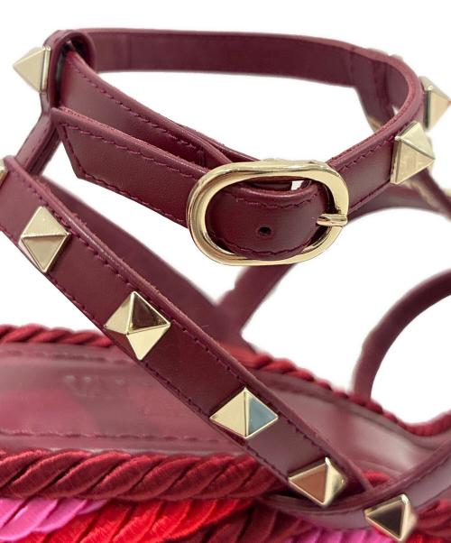 VALENTINO GARAVANI（ヴァレンティノ・ガラヴァーニ）VALENTINO GARAVANI (ヴァレンティノ・ガラヴァーニ) スタッヅウェッジソールサンダル レッド×ピンク サイズ:36 未使用品の古着・服飾アイテム