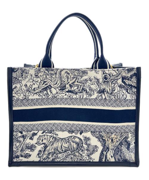 Christian Dior（クリスチャン ディオール）Christian Dior (クリスチャン ディオール) Dior Book Tote バッグ ミディアム M1324CETK_M34I ホワイト×ネイビー サイズ:ミディアムの古着・服飾アイテム