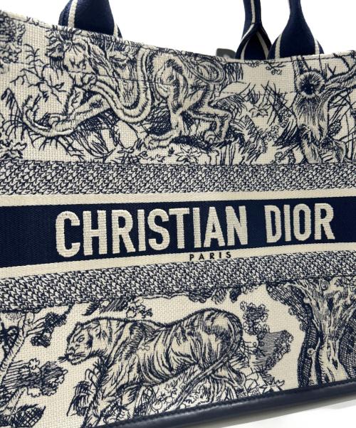 Christian Dior（クリスチャン ディオール）Christian Dior (クリスチャン ディオール) Dior Book Tote バッグ ミディアム M1324CETK_M34I ホワイト×ネイビー サイズ:ミディアムの古着・服飾アイテム