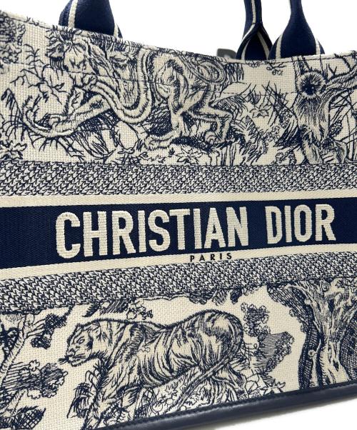 Christian Dior（クリスチャン ディオール）Christian Dior (クリスチャン ディオール) Dior Book Tote バッグ ミディアム M1324CETK_M34I ホワイト×ネイビー サイズ:ミディアムの古着・服飾アイテム