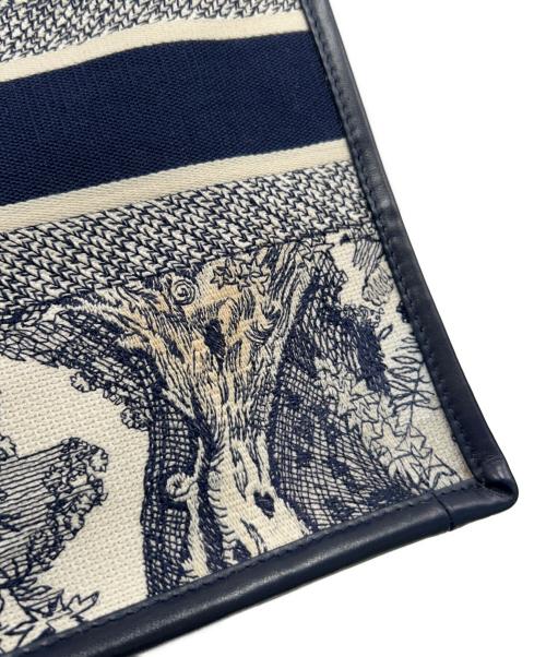Christian Dior（クリスチャン ディオール）Christian Dior (クリスチャン ディオール) Dior Book Tote バッグ ミディアム M1324CETK_M34I ホワイト×ネイビー サイズ:ミディアムの古着・服飾アイテム