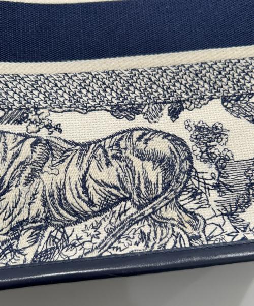 Christian Dior（クリスチャン ディオール）Christian Dior (クリスチャン ディオール) Dior Book Tote バッグ ミディアム M1324CETK_M34I ホワイト×ネイビー サイズ:ミディアムの古着・服飾アイテム