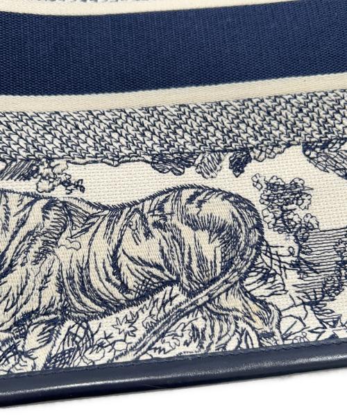 Christian Dior（クリスチャン ディオール）Christian Dior (クリスチャン ディオール) Dior Book Tote バッグ ミディアム M1324CETK_M34I ホワイト×ネイビー サイズ:ミディアムの古着・服飾アイテム